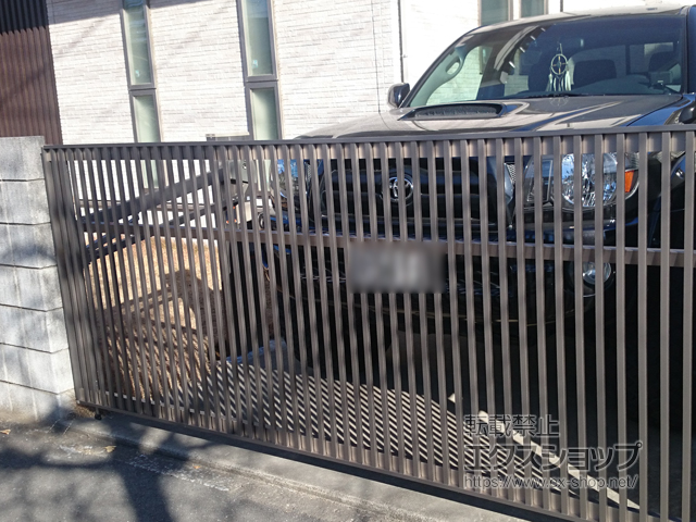 埼玉県ふじみ野市ののカーゲート オーバードアS2型 電動式　縦格子 施工例