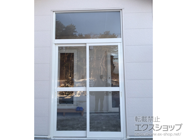 岩手県久慈市のLIXIL リクシル（トステム）の風除室 ツインガードIII Lタイプ ランマ付 屋根なし 縦枠加工あり 施工例