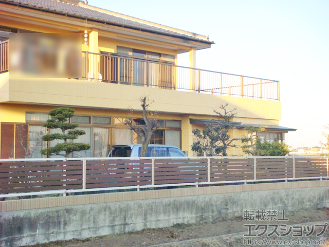 栃木県小山市ののフェンス・柵 ルシアスフェンスF04型 横板 木目カラー 自由柱施工 施工例