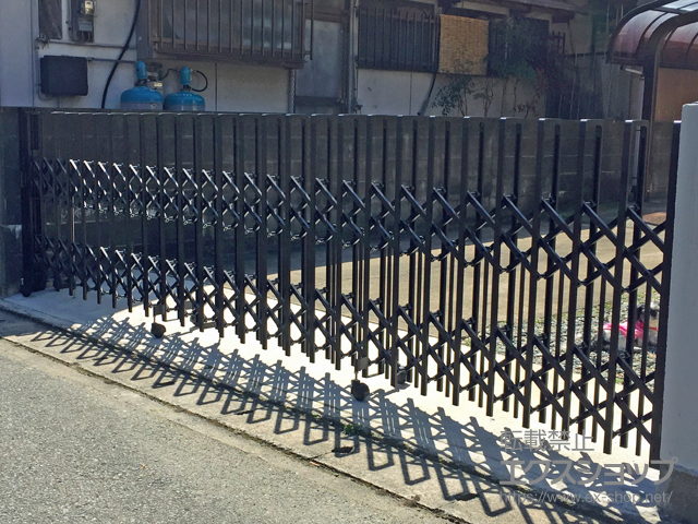 福岡県朝倉郡筑前町ののカーゲート トリップゲート ペットガード型 ノンレール 片開き 47S 施工例