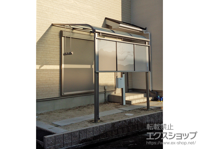 三重県鈴鹿市ののテラス屋根 スピーネ R型 テラスタイプ 単体 積雪〜20cm対応＋前面スクリーン ※ふさぎ材なし＋吊り下げ物干しAセット 施工例