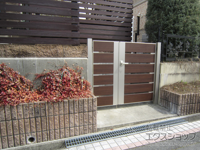兵庫県三田市のの門扉 ルシアス門扉BW01型 横スリット 両開き親子 複合カラー 門柱使用 施工例