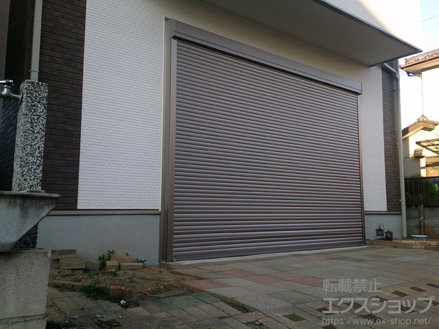 埼玉県幸手市のLIXIL リクシル（トステム）のガレージシャッター ガレージシャッタークワトロ 手動式 外部付タイプ 施工例