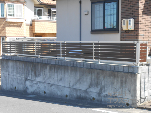 岐阜県多治見市ののフェンス・柵 ルシアスフェンスF04型 横板 木目カラー 自由柱タイプ 施工例