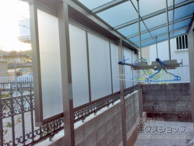 福岡県福岡市ののテラス屋根 スピーネ F型 テラスタイプ 単体 積雪〜20cm対応＋吊下げ物干し Aセット 標準 2本入＋前面スクリーン1段 施工例