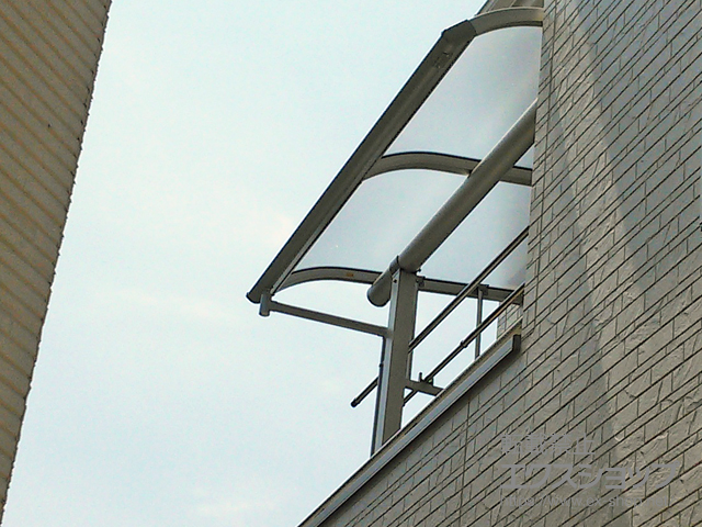 東京都国分寺市ののバルコニー・ベランダ屋根 ヴェクターテラス R型 屋根タイプ 単体 積雪〜20cm対応 施工例