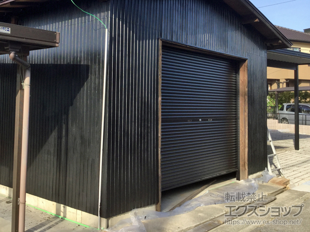 愛知県安城市のLIXIL リクシル（トステム）のガレージシャッター ガレージシャッタークワトロ 手動式 内部付タイプ 施工例