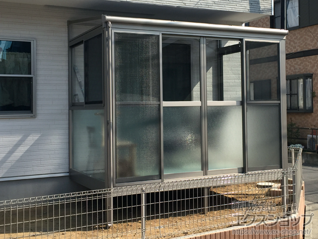 神奈川県平塚市のLIXIL リクシル（トステム）のテラス囲い・サンルーム サニージュ F型 床納まり 積雪〜20cm対応 施工例