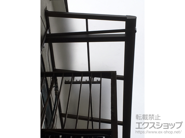 大阪府八尾市ののバルコニー・ベランダ屋根 ヴェクターテラス F型 ルーフタイプ 単体積雪〜20cm対応＋ヴェクターテラス用物干しセット 吊り下げ式 標準2本入り×1セット 施工例