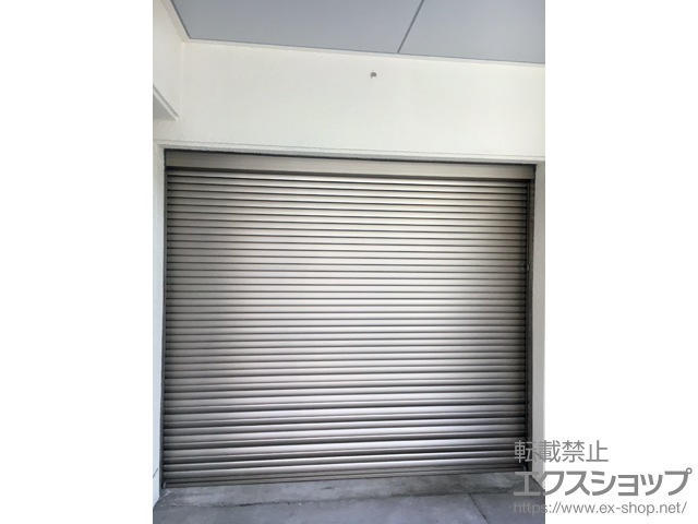 愛知県名古屋市のLIXIL リクシル（トステム）のガレージシャッター ガレージシャッタークワトロ 電動式 内部付タイプ※外部停電時開閉機構 施工例