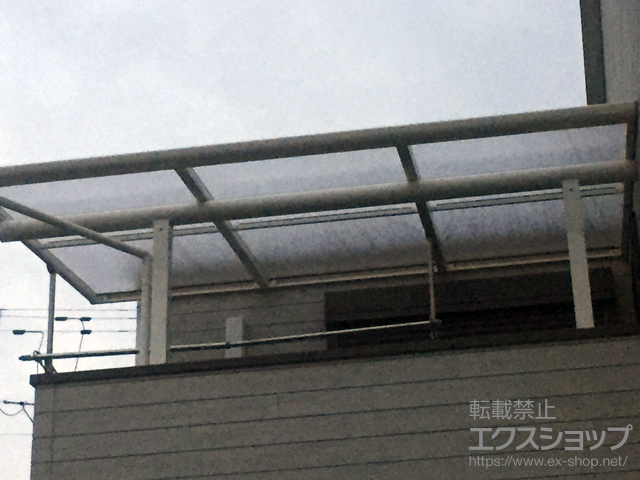 大阪府松原市ののバルコニー・ベランダ屋根 ヴェクターテラス F型 屋根タイプ 単体 積雪〜20cm対応＋上下可動物干し（着脱機能付）2本入り×1セット 施工例