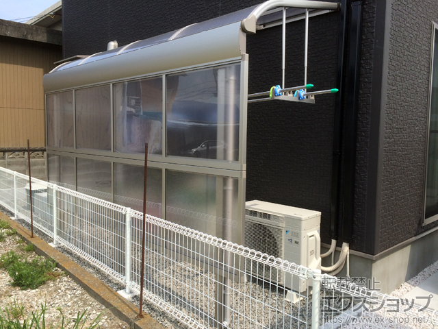 徳島県徳島市ののテラス屋根 プレシオステラス R型 テラスタイプ 単体 積雪〜20cm対応＋吊り下げ物干し 標準 2本入り×1セット＋前面パネル 施工例