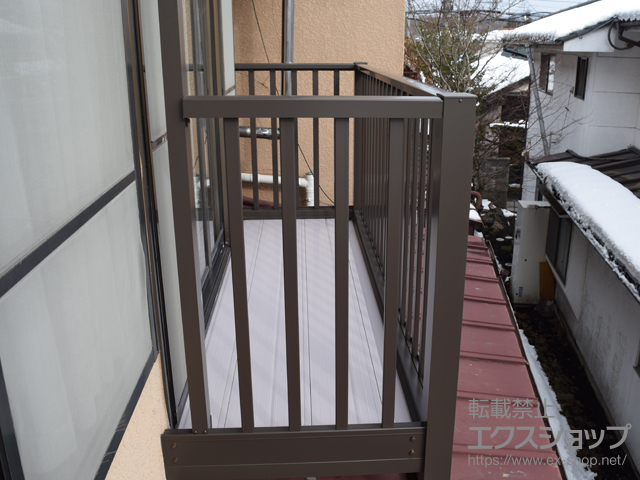 長野県北佐久郡軽井沢町のLIXIL リクシル（トステム）のバルコニー ビューステージHスタイル 縦太格子 単体 屋根置き式 施工例