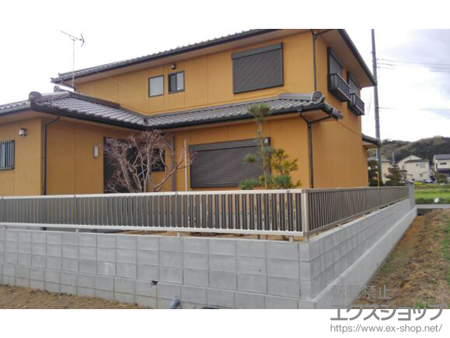 奈良県葛城市ののフェンス・柵 ルシアスフェンスF03型 たて半目隠し 木調カラー 自由柱施工 施工例