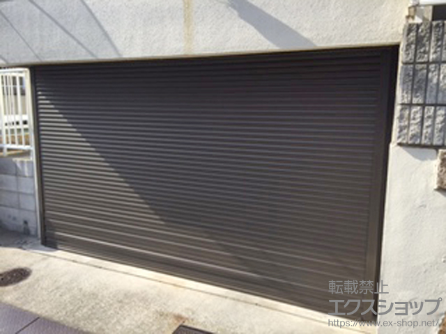 兵庫県神戸市のLIXIL リクシル（トステム）のガレージシャッター ガレージシャッタークワトロ 電動式 外部付タイプ 施工例