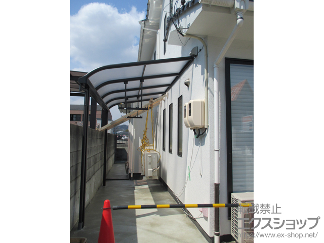 広島県福山市ののテラス屋根 プレシオステラス R型 テラスタイプ 単体 積雪〜20cm対応+吊り下げ式物干し 標準 2本入り×1セット 施工例