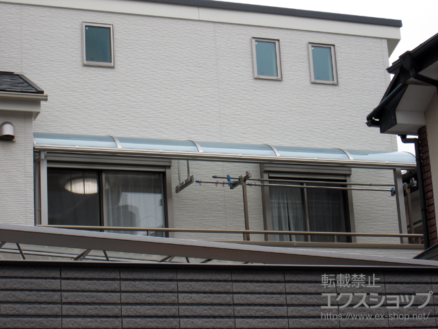 東京都練馬区ののバルコニー・ベランダ屋根 ヴェクターテラス R型 屋根タイプ 単体 積雪〜20cm対応＋吊り下げ式物干し 標準 2本入り 施工例