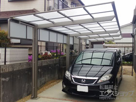 滋賀県近江八幡市ののカーポート ネスカＦ (フラットスタイル) 縦連棟 積雪〜20cm対応＋サイドパネル（1台分）＋物干しセット 標準 2本入 施工例