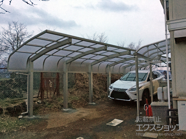 山梨県富士吉田市ののカーポート レイナキャップポートグラン50 縦連棟 積雪〜50cm対応＋着脱式サポート 標準・ハイルーフ兼用 3本入り×2セット 施工例