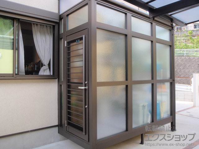 神奈川県横浜市のLIXIL リクシル（トステム）のテラス囲い・サンルーム サニージュ R型 床納まり ランマ付 積雪〜20cm対応 施工例