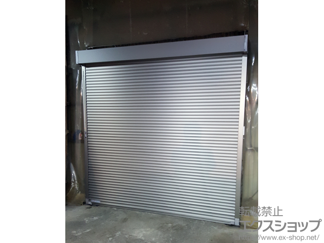 滋賀県高島市のLIXIL リクシル（トステム）のガレージシャッター ガレージシャッタークワトロ 電動式 内部付タイプ 施工例