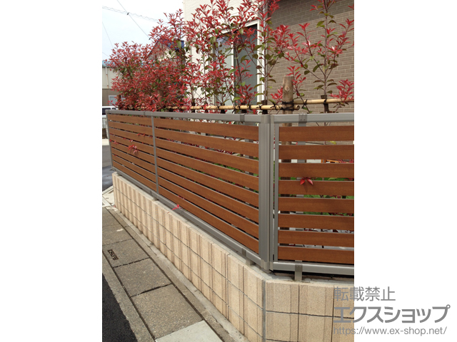 埼玉県鶴ヶ島市ののフェンス・柵 ルシアスフェンスF04型 横板 木目カラー 自由柱仕様 施工例