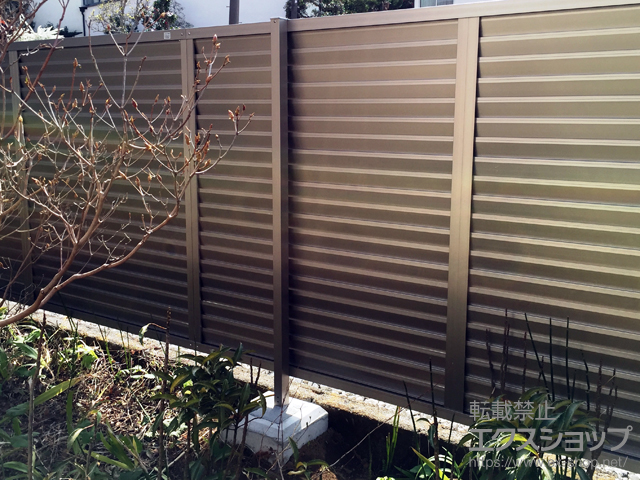 静岡県三島市ののフェンス・柵 プレスタフェンス 8型 横ルーバー フリーポールタイプ 施工例