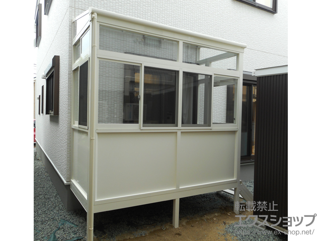 秋田県秋田市のLIXIL リクシル（トステム）のテラス囲い・サンルーム サニージュ F型 床納まり ランマ付 積雪〜50cm対応 施工例