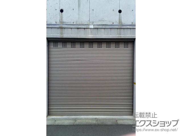 神奈川県横浜市のLIXIL リクシル（トステム）のガレージシャッター ガレージシャッタークワトロ 電動式 内部付タイプ※換気孔スラットあり 施工例