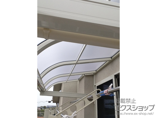神奈川県横浜市のLIXIL リクシル（トステム）のバルコニー・ベランダ屋根 パワーアルファ RB型 ルーフタイプ 単体 積雪〜30cm対応 施工例
