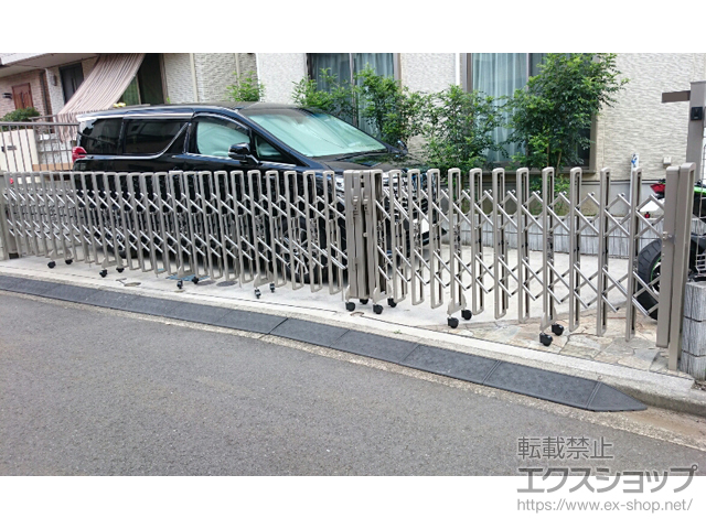 神奈川県横浜市ののカーゲート レイオス7型(傾斜地用) ノンレール 両開き 角地タイプ 26WJ+54T 施工例