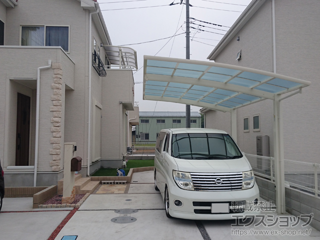 埼玉県春日部市ののカーポート レイナポートグラン 積雪〜20cm対応＋着脱式サポート 標準・ハイルーフ兼用 2本入り×1セット 施工例