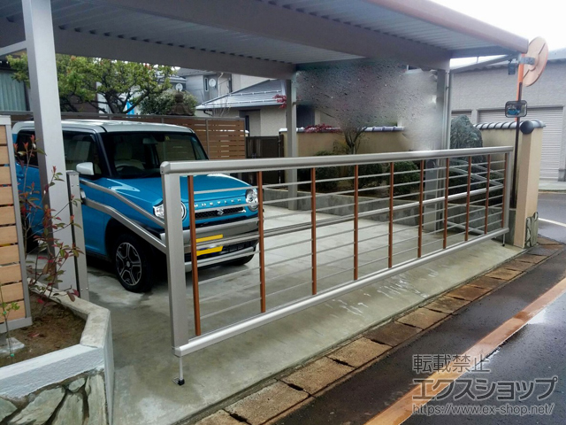 新潟県燕市ののカーゲート ルシアスアップゲートワイド 1型 横格子 手動 複合カラー 施工例