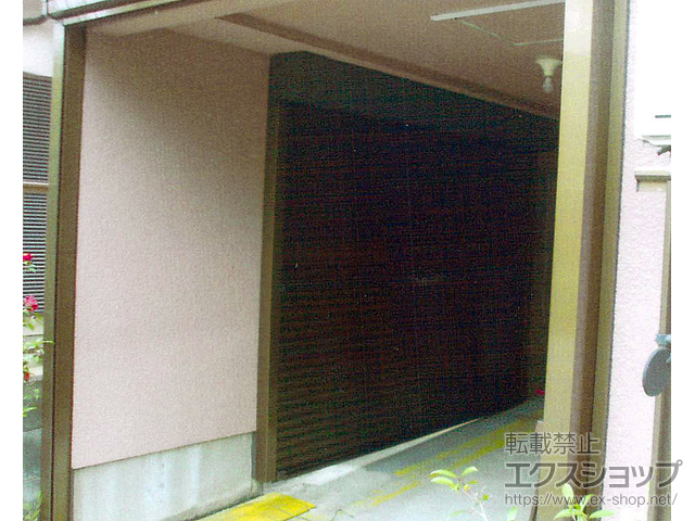 埼玉県狭山市のLIXIL リクシル（トステム）のガレージシャッター ガレージシャッタークワトロ 手動式 外部付タイプ 施工例