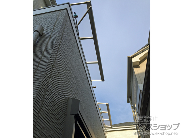 東京都足立区ののバルコニー・ベランダ屋根 プレシオステラス F型 屋根タイプ 単体 積雪〜20cm対応＋吊り下げ式物干し 標準 2本入り×1セット 施工例