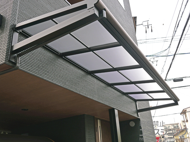 愛知県名古屋市ののバルコニー・ベランダ屋根 ヴェクターテラス F型 ルーフタイプ 単体 積雪〜20cm対応＋前枠化粧カバー(持ち出し屋根用) 施工例