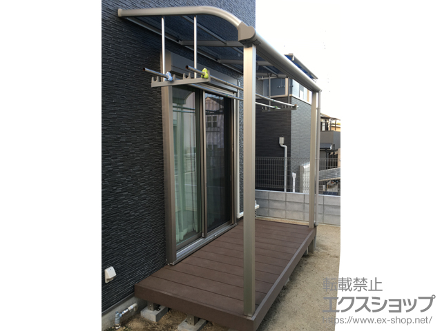 大阪府大阪狭山市ののテラス屋根 プレシオステラス R型 テラスタイプ 単体 積雪〜20cm対応＋吊り下げ式物干し 標準 2本入り×1セット 施工例