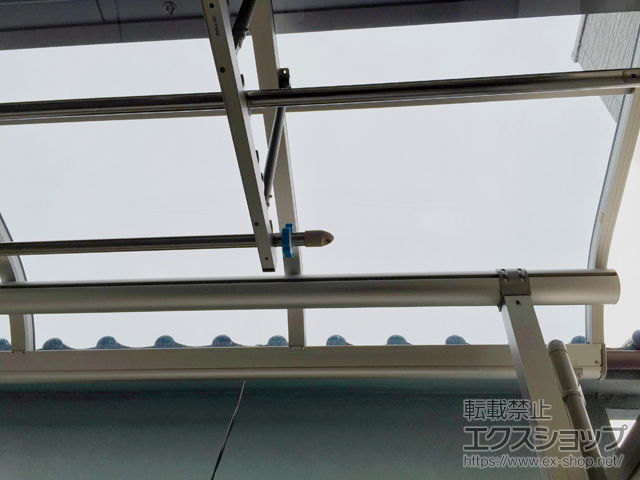 兵庫県尼崎市ののバルコニー・ベランダ屋根 プレシオステラス R型 屋根タイプ 連棟 積雪〜20cm対応＋吊り下げ式物干し 標準 2本入り×1セット 施工例