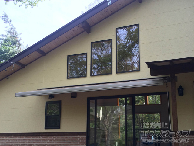 群馬県吾妻郡嬬恋村のLIXIL リクシル（トステム）のオーニング・日よけ 彩風 あやかぜ S型 手動式 施工例