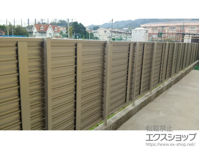 大阪府四條畷市のYKKAPのフェンス・柵・塀 レスティナフェンス5型 目隠しルーバー 自由柱施工 施工例