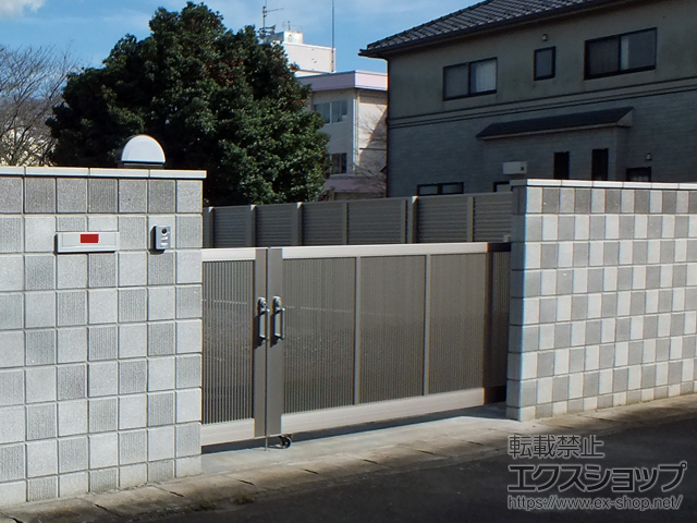 茨城県下妻市ののカーゲート クレディキャスター引戸2型 袖門扉付 施工例