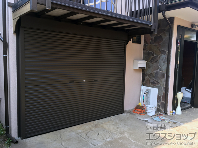 東京都東村山市のLIXIL リクシル（トステム）のガレージシャッター ガレージシャッタークワトロ 手動式 外部付タイプ 施工例