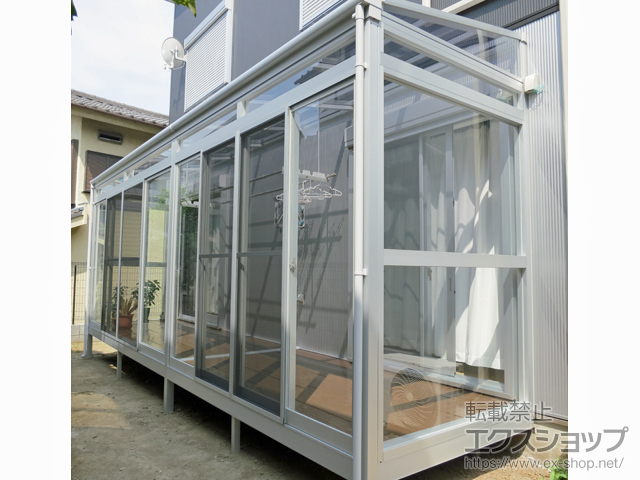 神奈川県横浜市のLIXIL リクシル（トステム）のテラス囲い・サンルーム サニージュ F型 床納まり ランマ付 連棟 積雪〜20cm対応 施工例