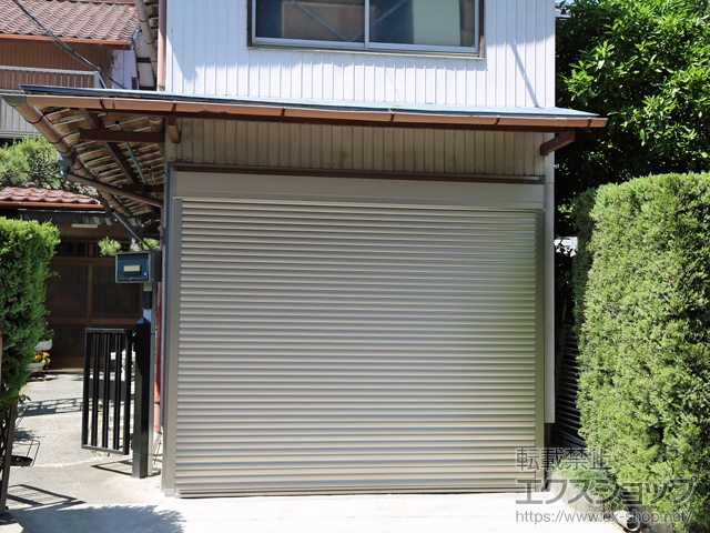 愛知県稲沢市のLIXIL リクシル（トステム）のガレージシャッター ガレージシャッタークワトロ 電動式 外部付タイプ 施工例