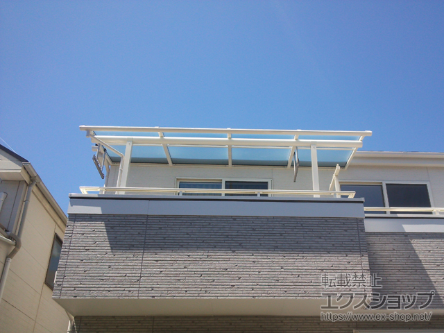 東京都国分寺市ののバルコニー・ベランダ屋根 ヴェクターテラス R型 屋根タイプ 単体 積雪〜20cm対応＋吊り下げ物干し 標準 2本入×1セット 施工例