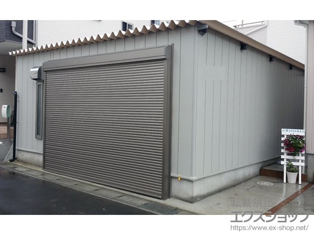 神奈川県平塚市のLIXIL リクシル（トステム）のガレージシャッター ガレージシャッタークワトロ 電動式 外部付タイプ 施工例
