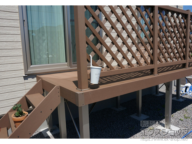 北海道北斗市ののウッドデッキ マージウッドデッキ＋ラティスデッキフェンス＋ステップLタイプ（4段）×1台 施工例