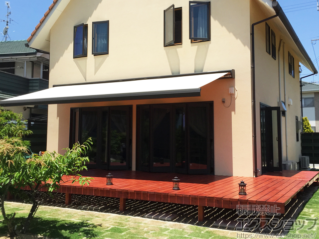 京都府木津川市のLIXIL リクシル（トステム）のオーニング・日よけ 彩風 あやかぜ L型 ボックスタイプ 電動リモコン式 施工例