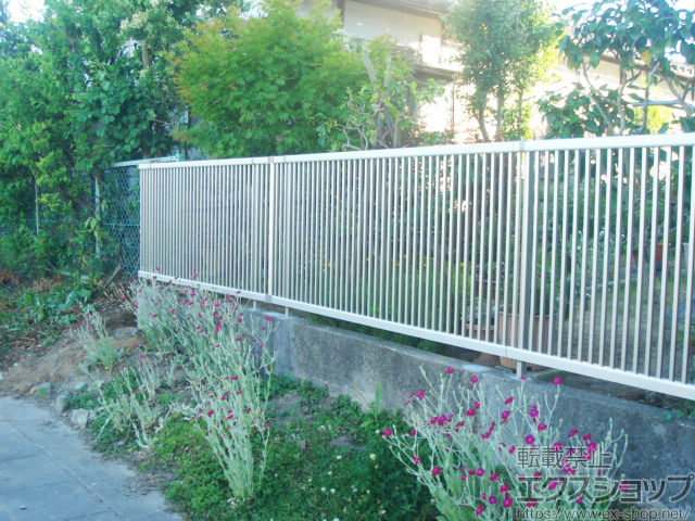 新潟県新潟市ののフェンス・柵 エクスラインフェンス13型 たて格子(39本)タイプ 自由柱 施工例