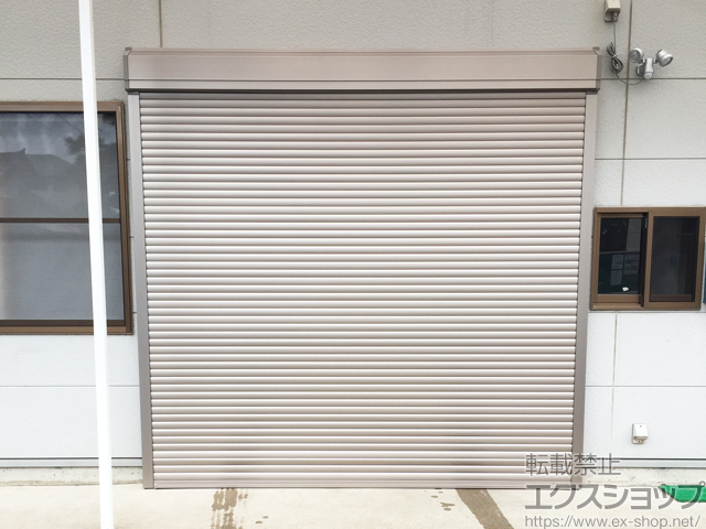 静岡県浜松市のLIXIL リクシル（トステム）の物置・屋外倉庫 ガレージシャッタークワトロ 電動式 外部付タイプ 施工例